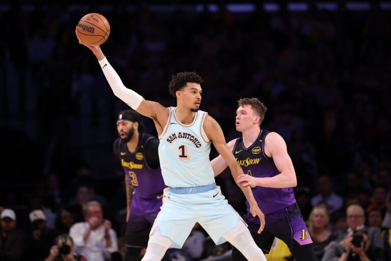 Spurs get back in win column with a well-rounded performance against the Lakers