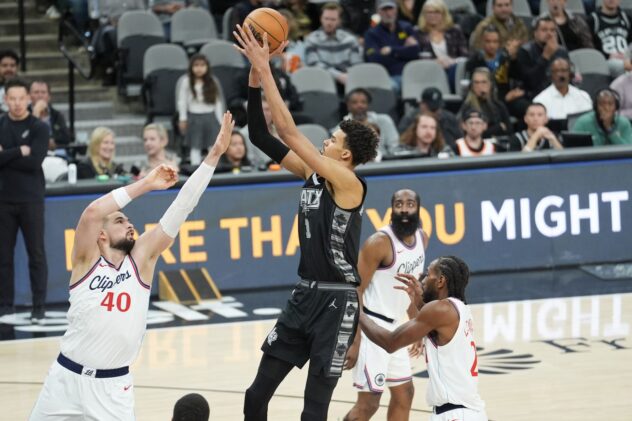 Spurs run out of steam in final minutes and lose return game to Clippers
