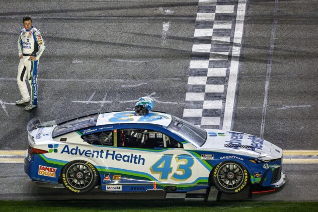 A wild ending for the Daytona 500's Duel #2 as Cindric gets the win