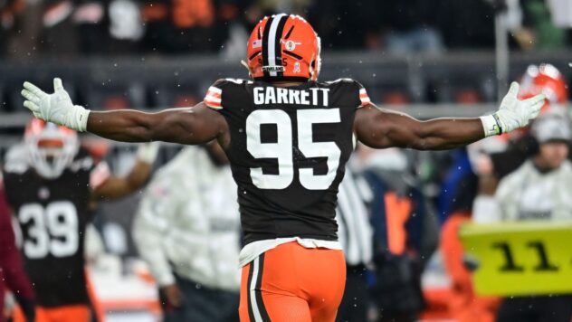 Cowboys trade 1st-round picks for superstar edge rusher in latest mock draft