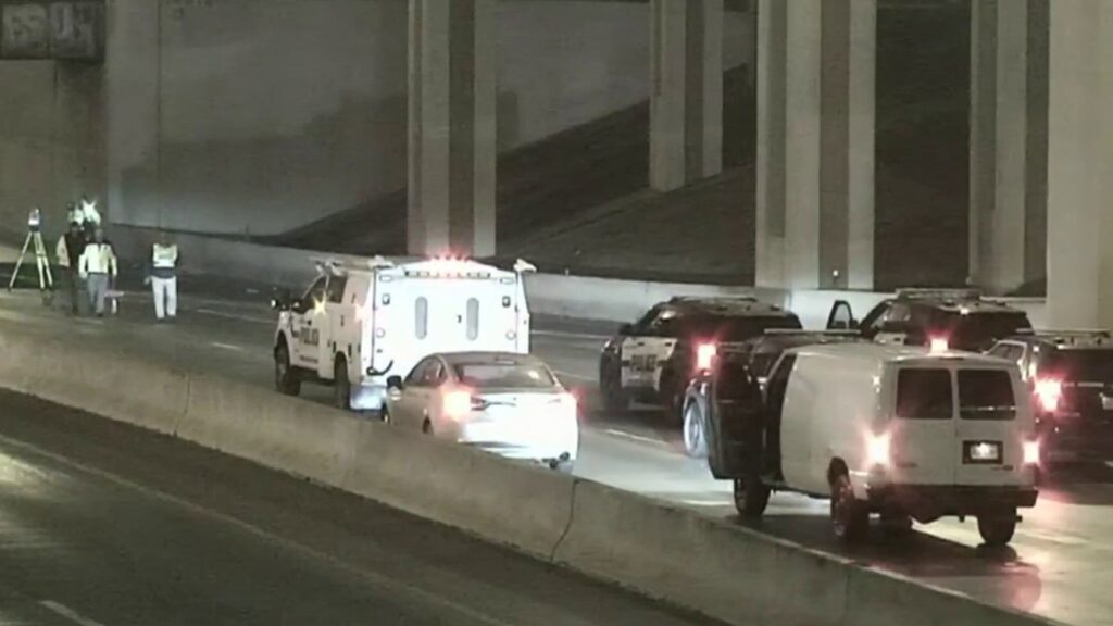 Deadly crash closes southbound lanes of I-35 near downtown, SAPD says