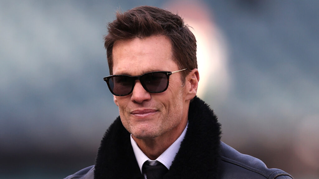Former Buccaneers Tom Brady and Rob Gronkowski connect with the football on Super Bowl Sunday once again
