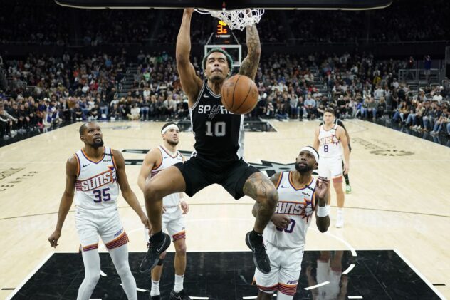 Highlights: No Wemby, no problem in Spurs win over the Suns