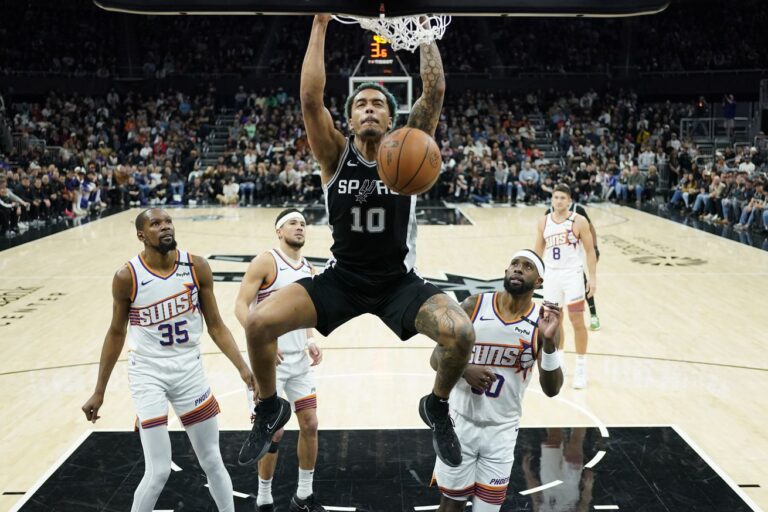 Highlights: No Wemby, no problem in Spurs win over the Suns