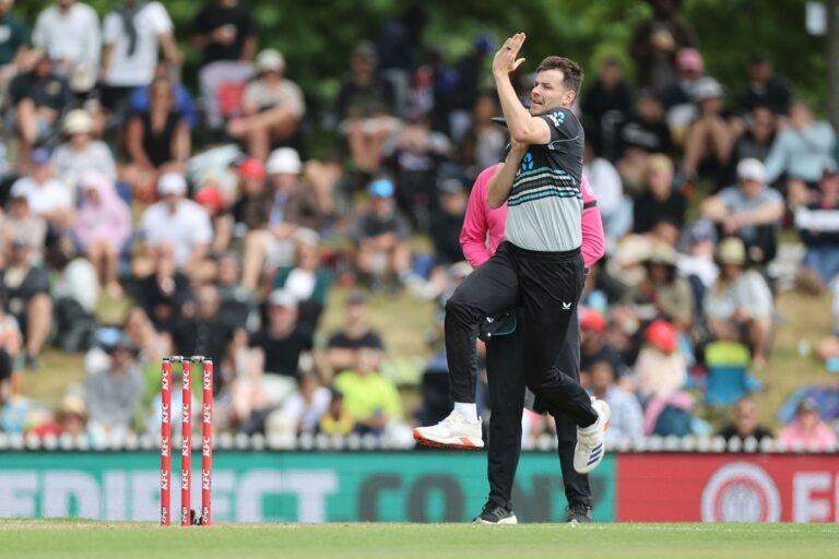 Pakistan bat with Faheem back; Duffy, Smith in for New Zealand in tri-series final