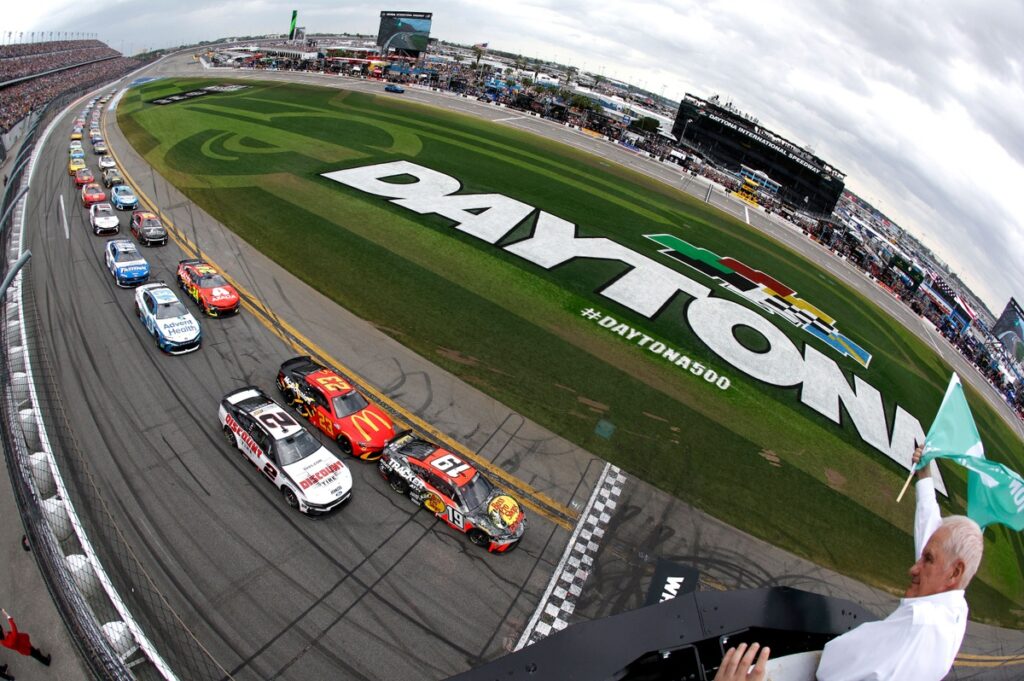 Rain puts a pause on 2025 Daytona 500 just after green flag