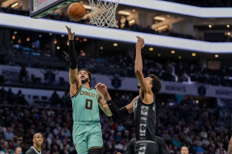 San Antonio at Charlotte, Final Score: Fox’s late-game heroics can’t save Spurs in 117-116 loss
