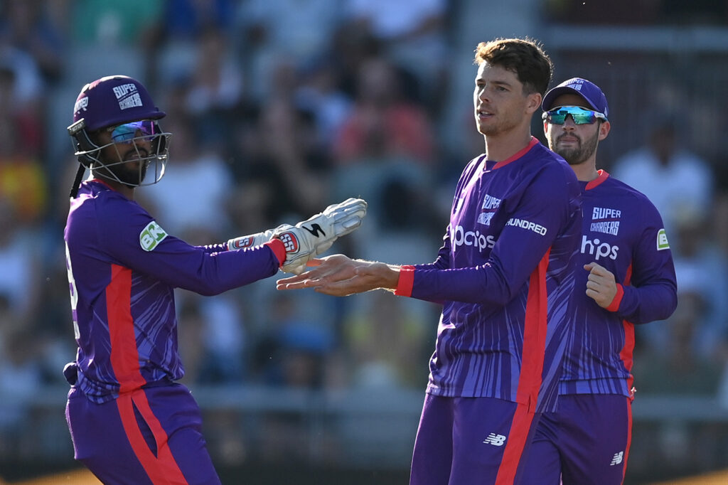 Surrey sign Mitchell Santner to plug T20 spin gap