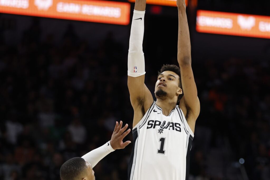 The Spurs beat the Bucks in style, tying the season series