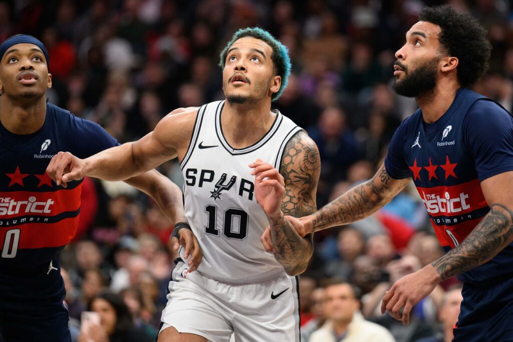 The Spurs’ terrible center-less lineups are hurting Jeremy Sochan’s development