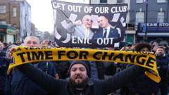 Tottenham fan group protests against Levy and owners