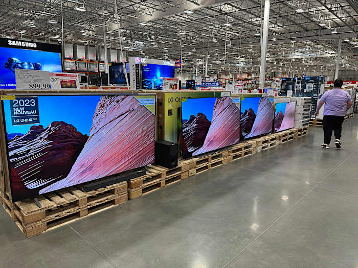 Americans increased spending tepidly last month as anxiety over the economy takes hold