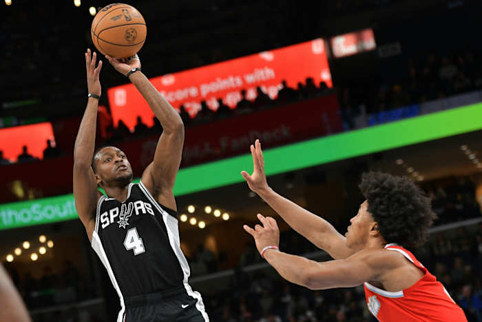 De’Aaron Fox hits 20-footer with 2.6 seconds left in the Spurs' 130-128 victory over the Grizzlies