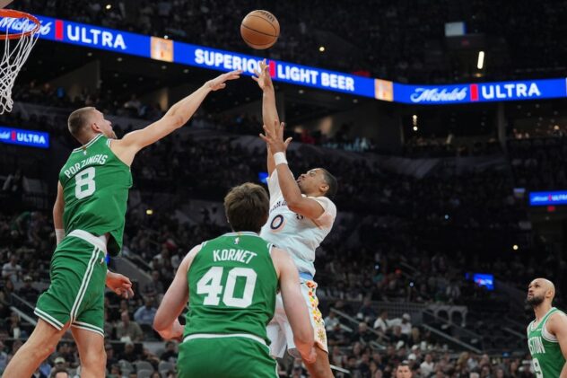 Highlights: Spurs hang tough with defending champ Celtics with six players in double figures
