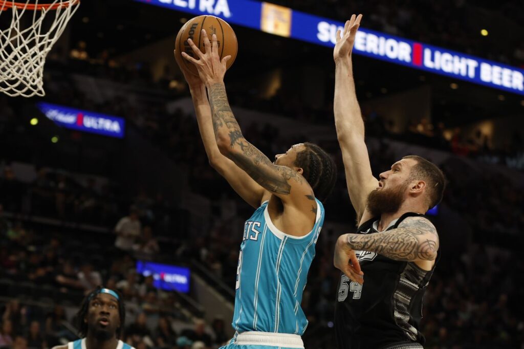 Spurs can’t overcome Hornets’ franchise-record night from three