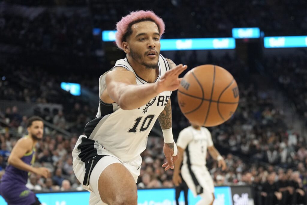 Spurs’ second unit leads the way as San Antonio holds on to beat the Pelicans