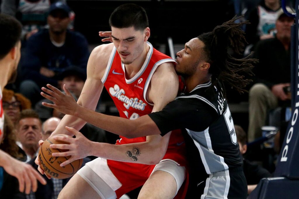 Spurs show grit in surprising win against Grizzlies to close Rodeo Road Trip