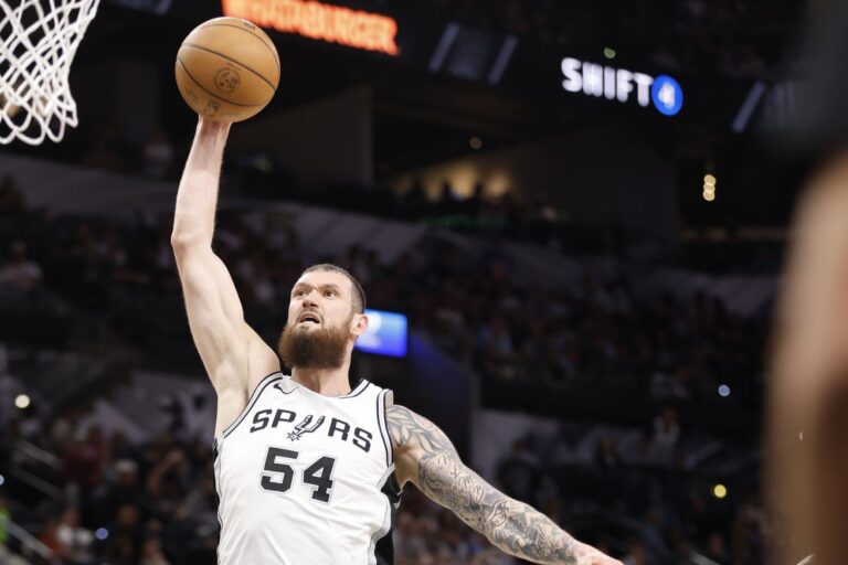 Spurs use a big first half and some Mamu Mania to outlast the Knicks