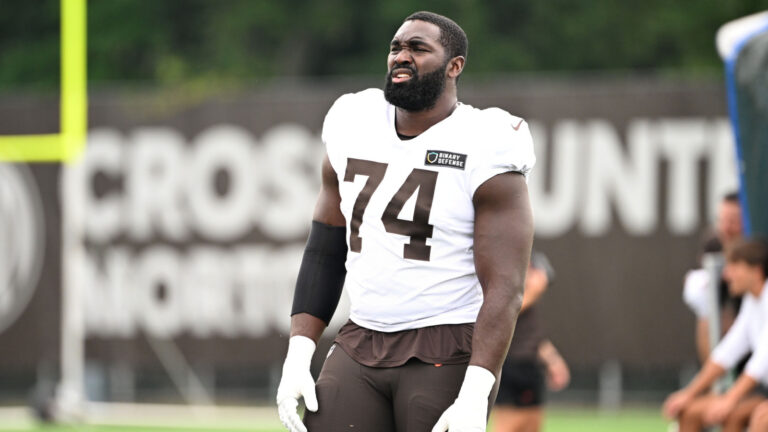 Cowboys to sign veteran OL Hakeem Adeniji
