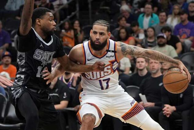 Ryan Dunn scores 26, Suns end 8-game losing streak with 117-98 win over Spurs in home finale