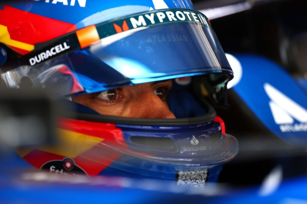 Sainz needs "five to 10 races" to unlearn his Ferrari habits at Williams