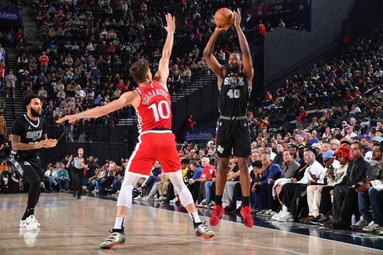 Spurs can’t overcome Clippers’ hot third quarter in 117-122 loss