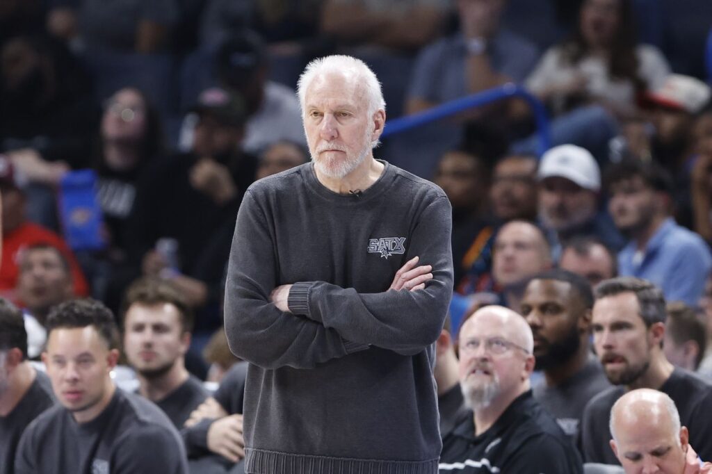 Spurs coach Gregg Popovich faints at a restaurant, leaves in ambulance