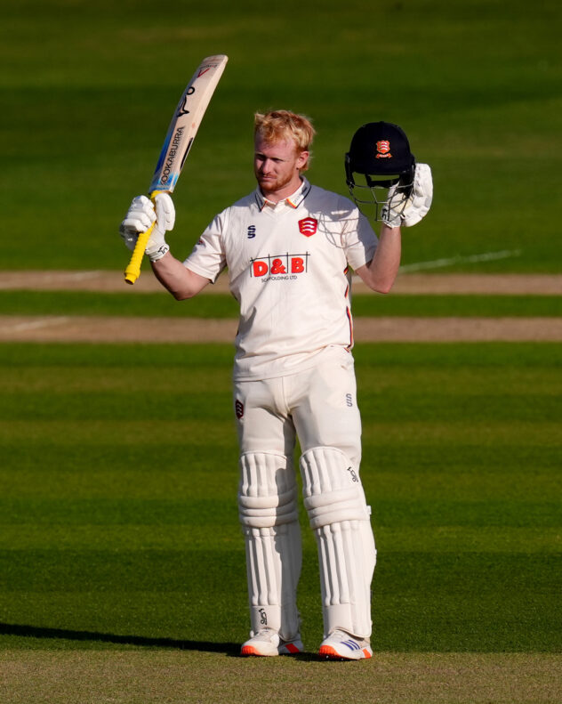 Harmer, Cox help Essex turn tables on Somerset