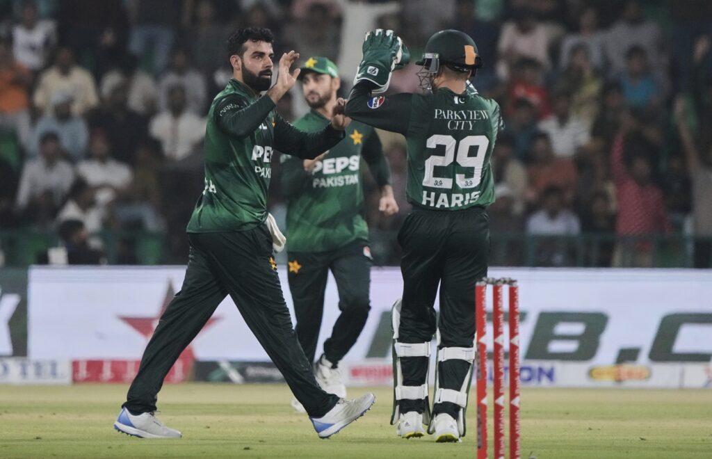 Pakistan opt bowl in third T20I; Bangladesh hand debut to Khaled Ahmed
