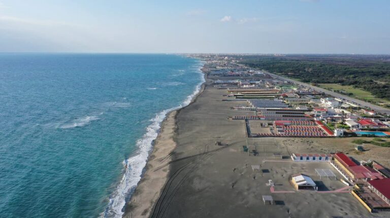 17-year-old British teen dies after beach sand tunnel collapses during family vacation: report
