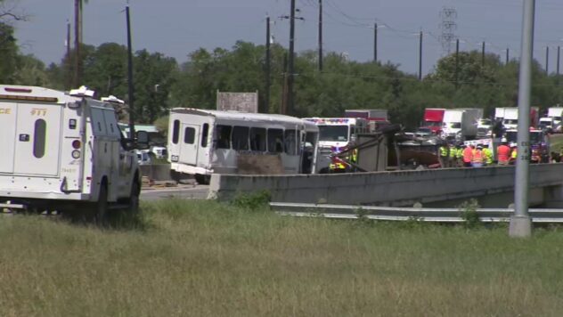4 dead in multi-vehicle crash involving small bus on I-35 on Southwest Side, authorities say