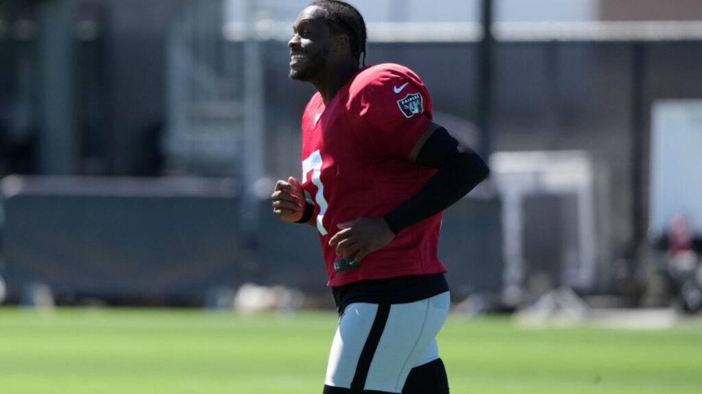 Geno Smith lets Patrick Mahomes know there's a new sheriff in the AFC West with highlight play at Raiders training camp