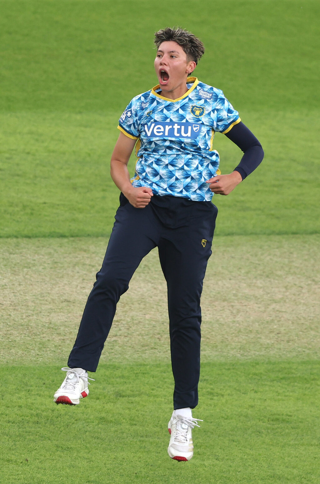 Issy Wong hits fifty, takes four-for as Bears roar into final