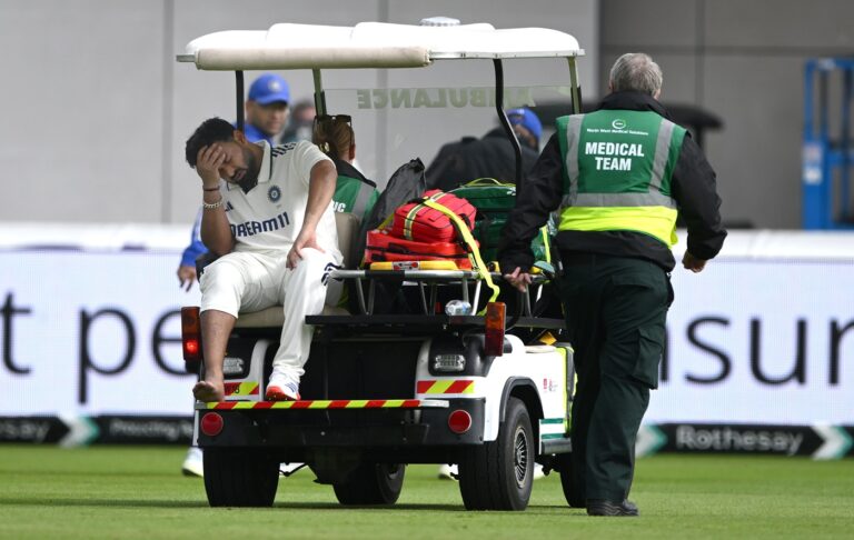 Pant retires hurt after inside-edging a reverse sweep onto his right foot