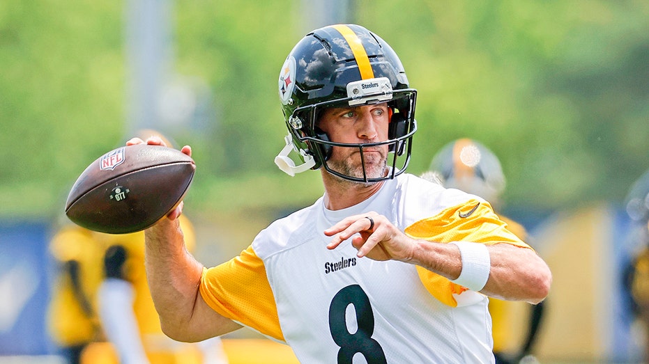 Aaron Rodgers calls new NFL helmet a 'damn spaceship' amid ongoing equipment struggles