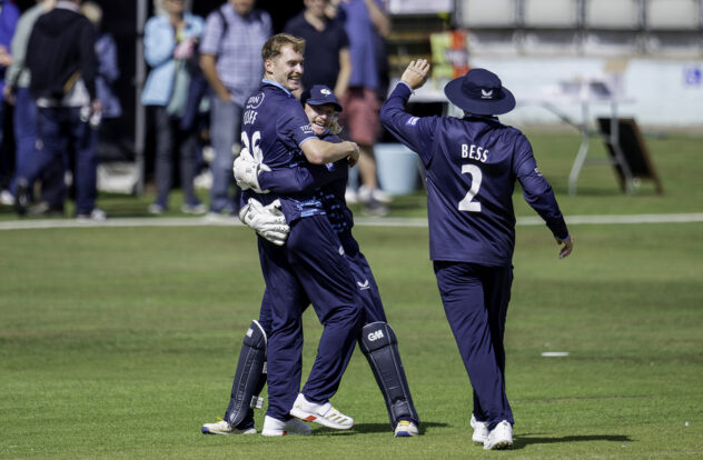 Cliff five-for sends Warwickshire tumbling