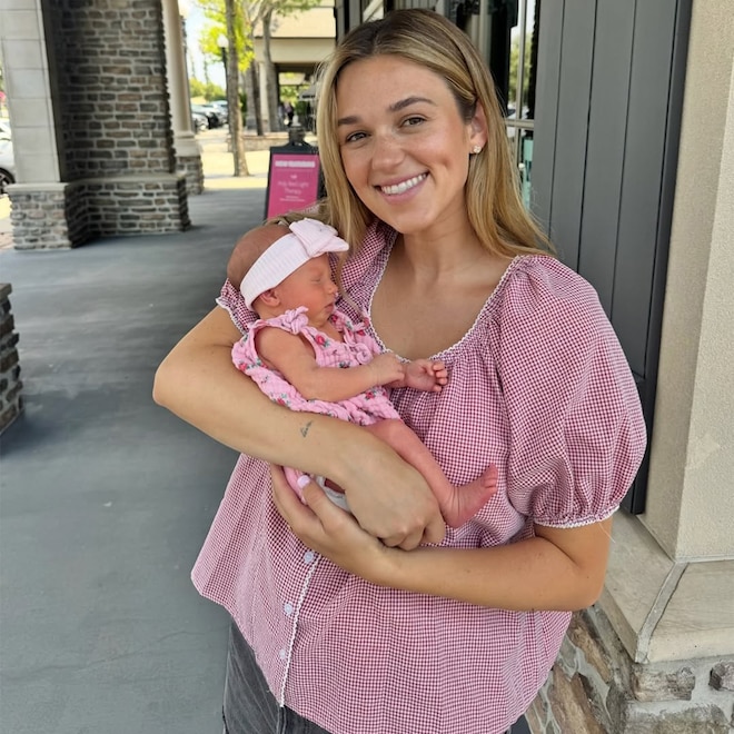 Duck Dynasty's Sadie Robertson Shows Daughters Bonding With Baby Girl
