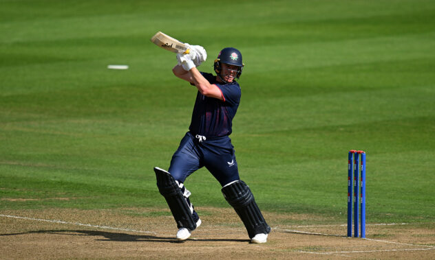 Harris 95 sets up Lancashire to win tense chase