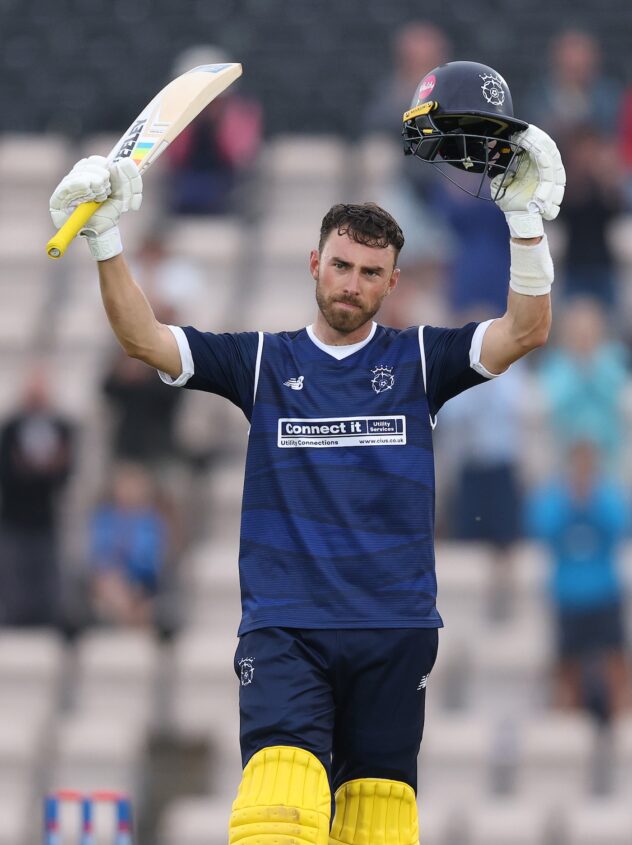 Joe Weatherley's 116* makes light work of Essex