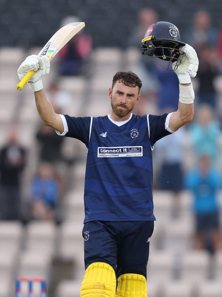 Joe Weatherley's 116* makes light work of Essex