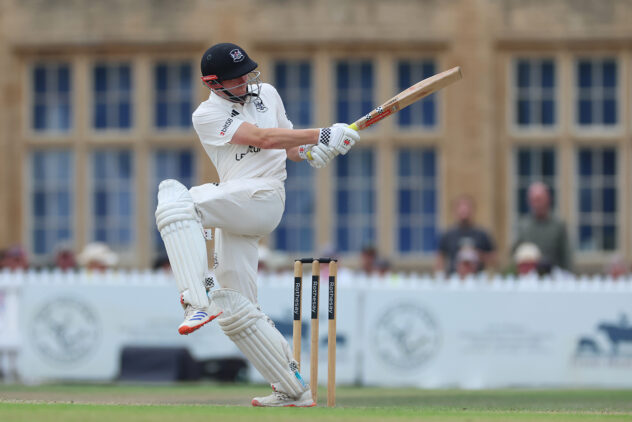 Phillips hundred highlights final-day scramble for bonus points