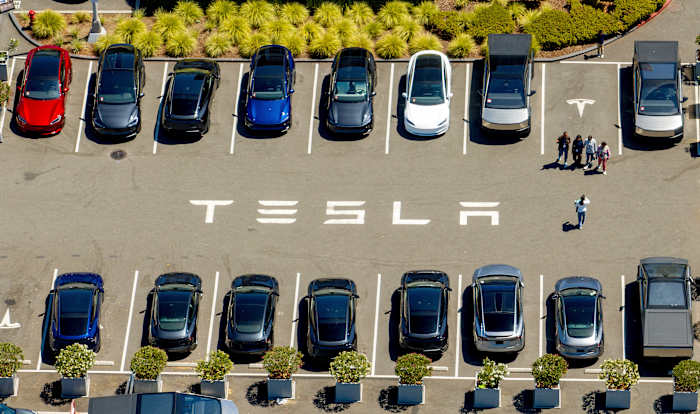 Tesla is slow in reporting crashes and the feds have launched an investigation to find out why