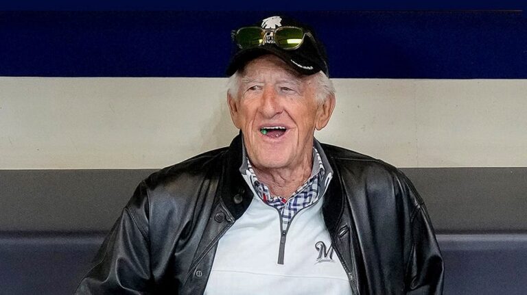 Brewers manager reads touching Bob Uecker letter after team clinches postseason berth
