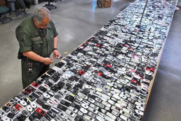 FCC taking steps that would allow US prisons to jam prisoners' cellphone signals