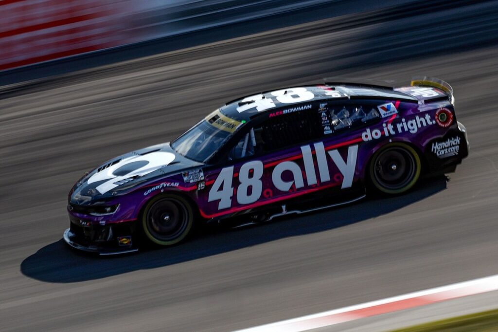 Hendrick swaps pit crew members between Alex Bowman and Carson Hocevar