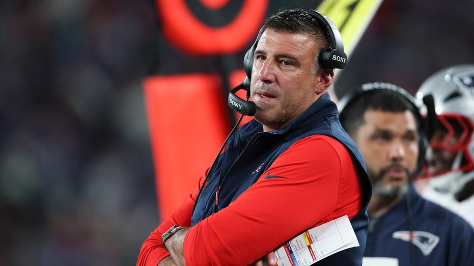 Mike Vrabel disputes Bill Belichick's claim he's unwelcome at Patriots' facility: 'He's been back'