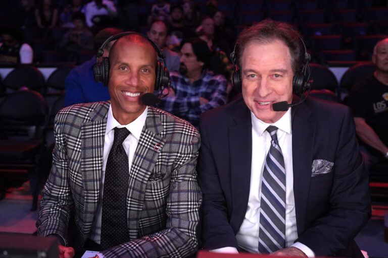 Open Thread: NBA analysts will have access to team huddles this season