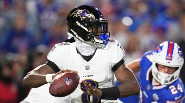 Ravens' Lamar Jackson shoves fan after getting smacked in helmet following TD strike