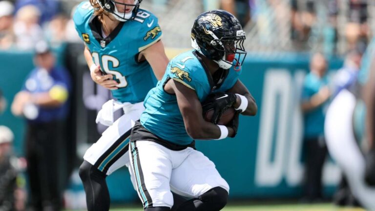 Travis Etienne’s late TD lifts Jaguars past Texans, snaps home skid