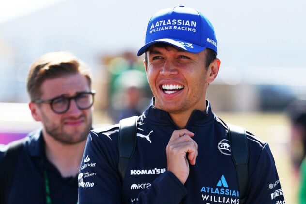 Alex Albon unveils custom Singapore GP helmet for UNICEF Thailand charity auction
